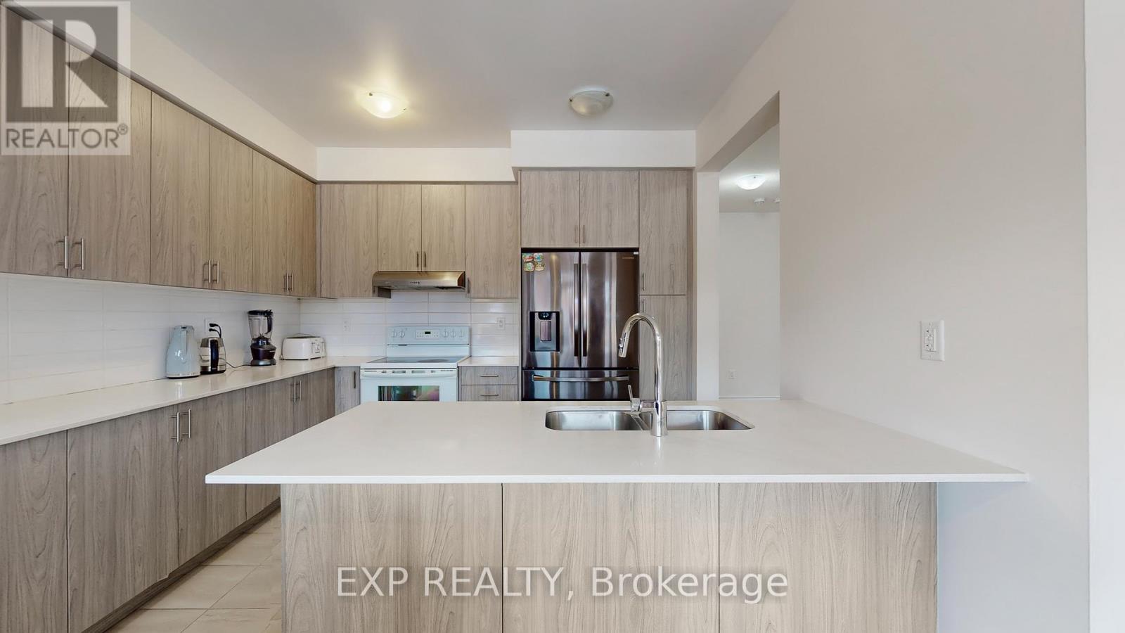 19 Meadow Vista Crescent, East Gwillimbury, ON - Indoor Photo Showing Kitchen With Double Sink