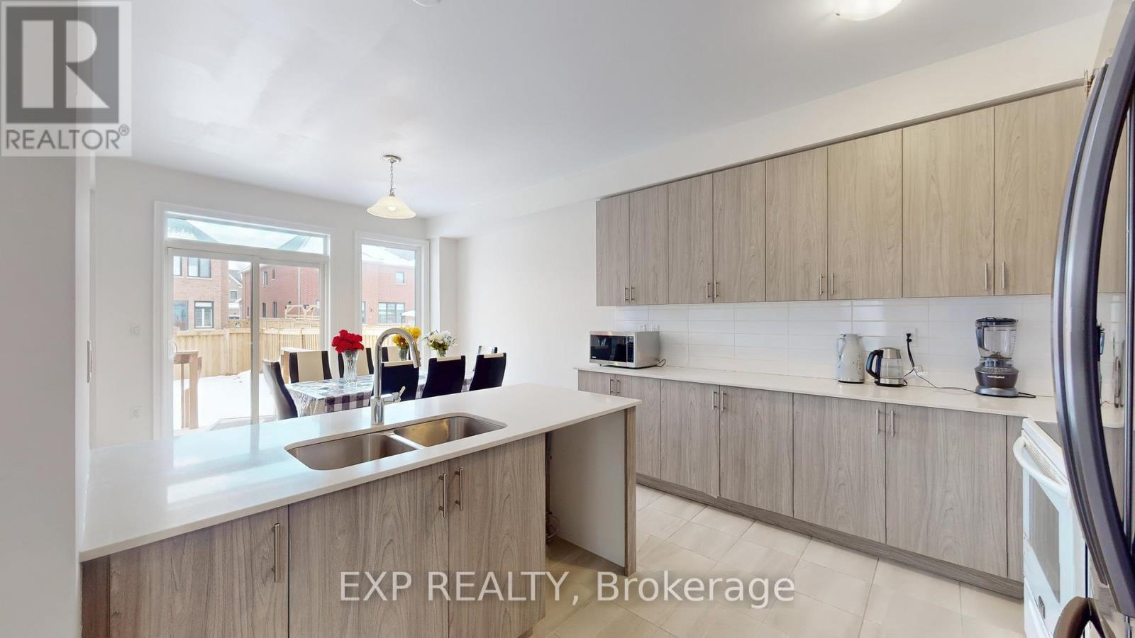 19 Meadow Vista Crescent, East Gwillimbury, ON - Indoor Photo Showing Kitchen With Double Sink