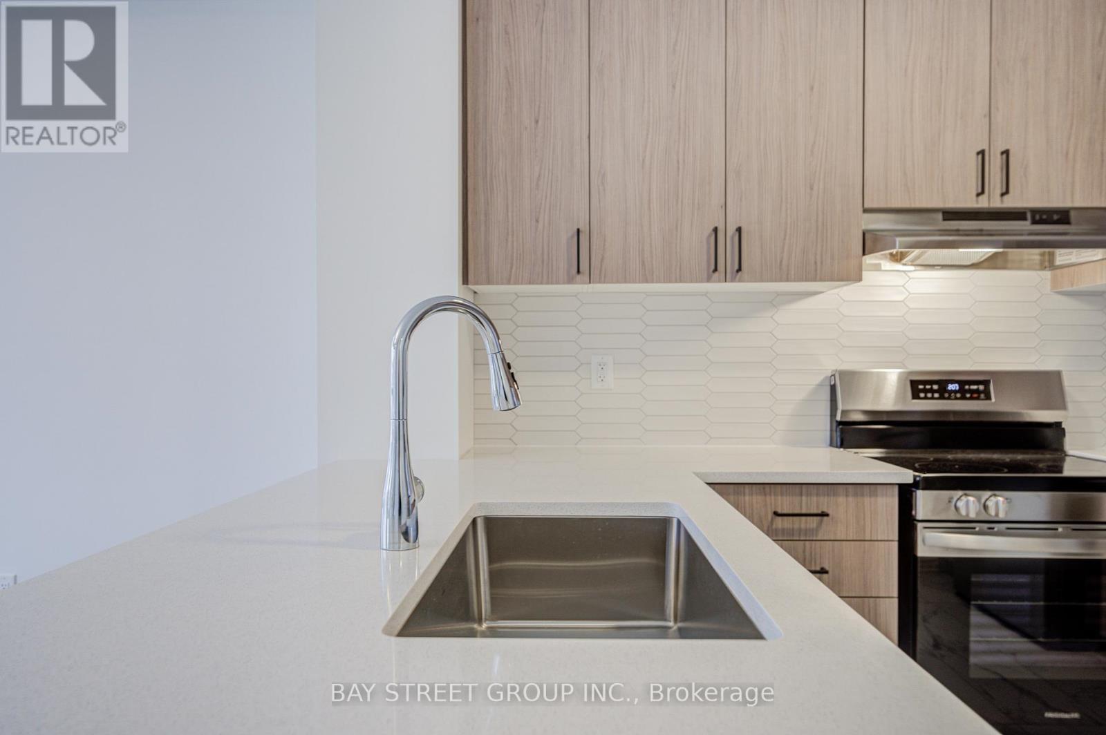 118 Azure Drive, Markham, ON - Indoor Photo Showing Kitchen With Double Sink With Upgraded Kitchen