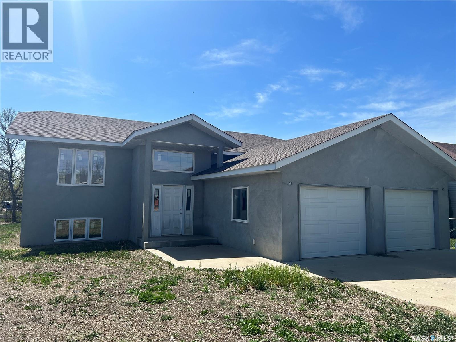 117 Carson Bay, Lampman, SK - Outdoor