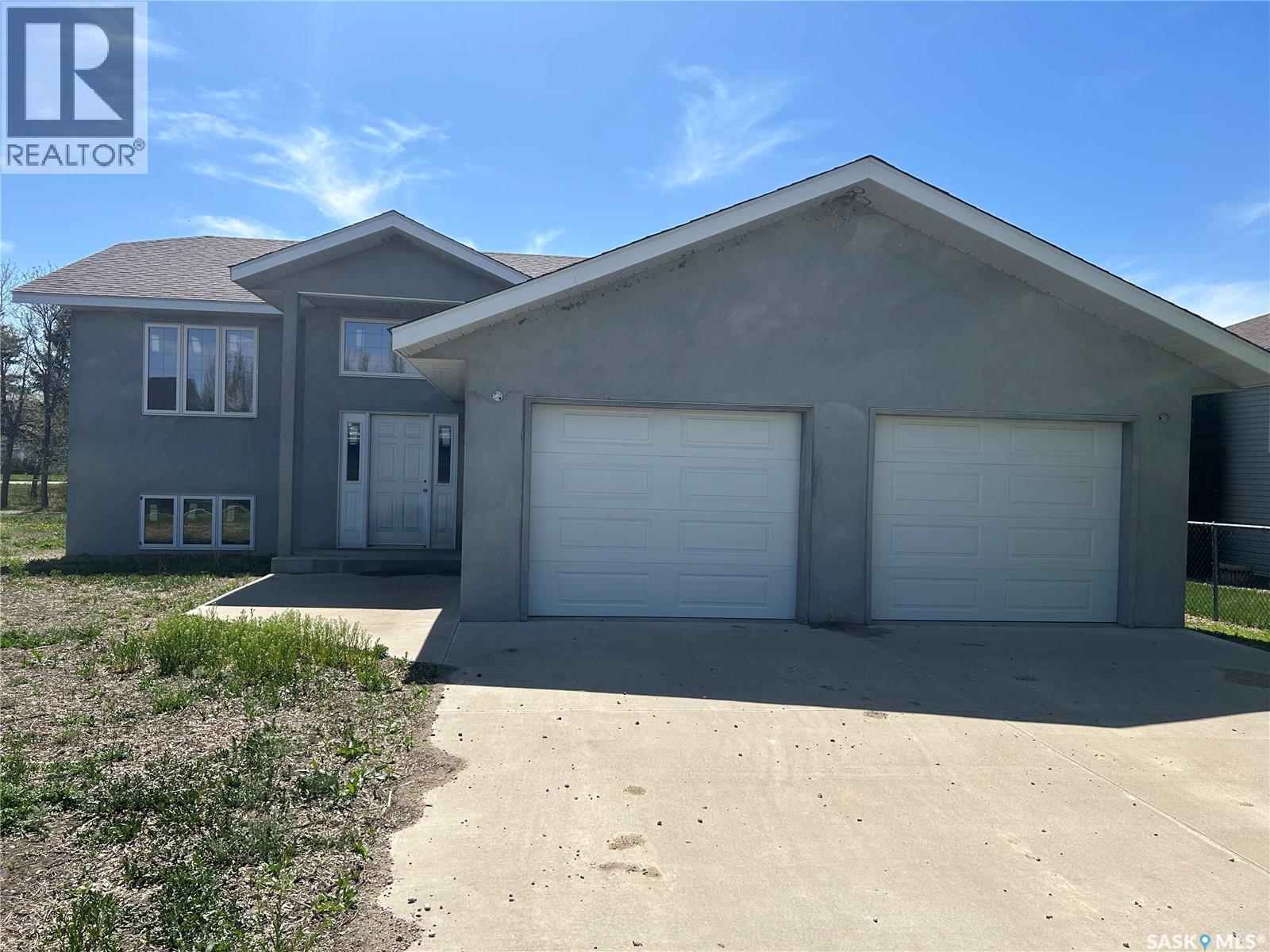 117 Carson Bay, Lampman, SK - Outdoor
