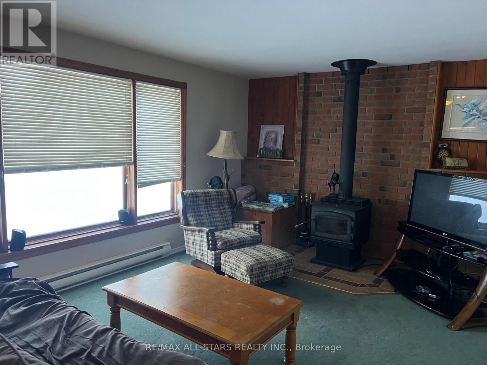 268 Pringles Road, South Algonquin, ON - Indoor Photo Showing Living Room
