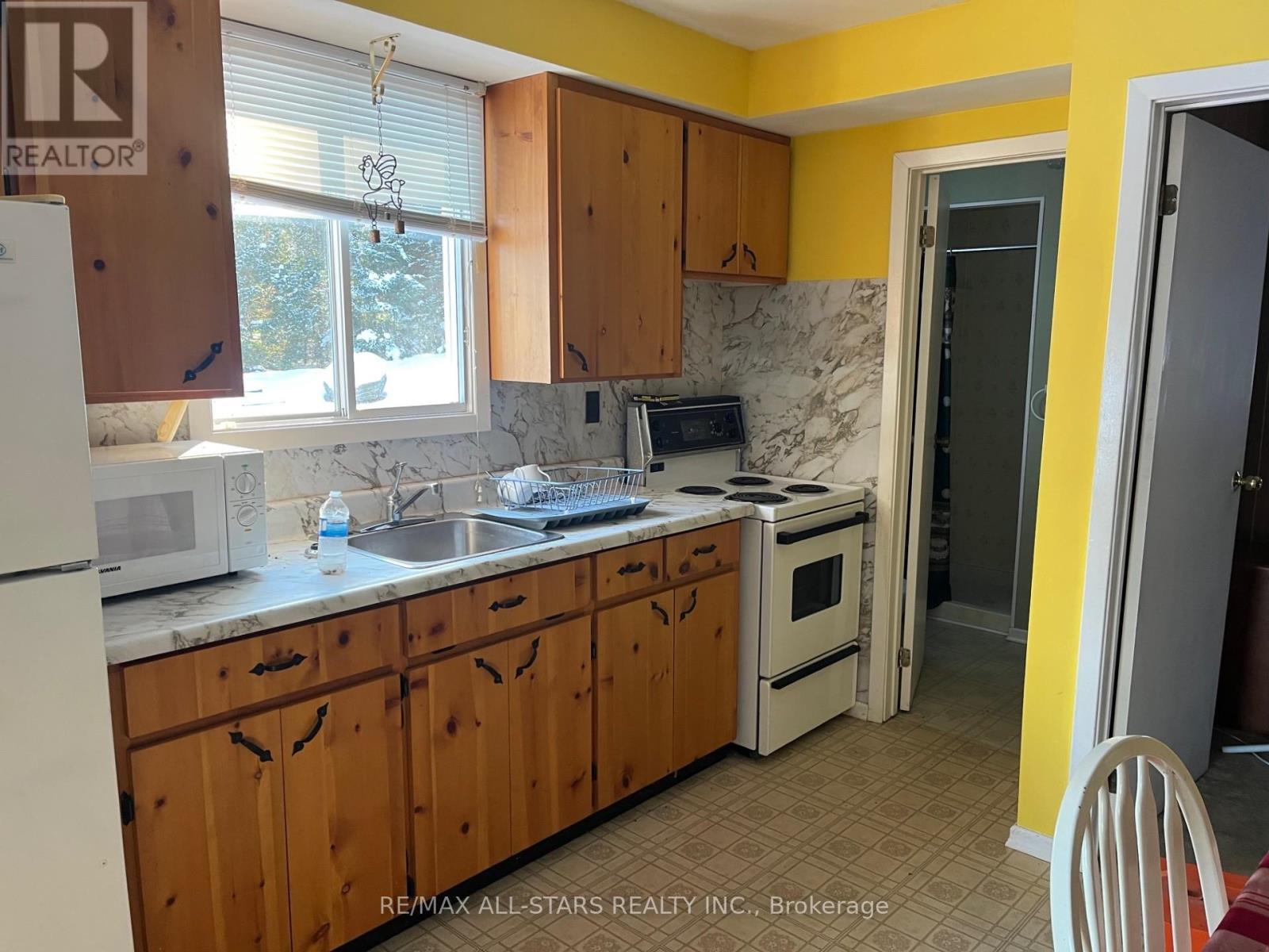 268 Pringles Road, South Algonquin, ON - Indoor Photo Showing Kitchen