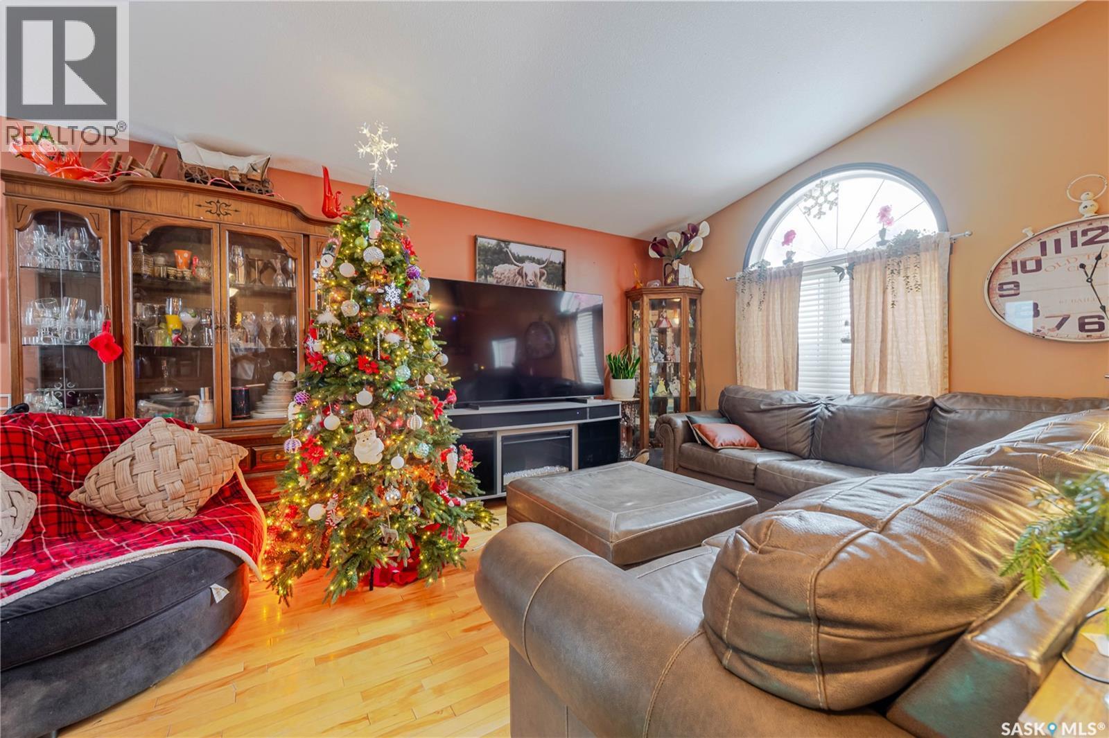 294 Wellington Drive, Moose Jaw, SK - Indoor Photo Showing Living Room