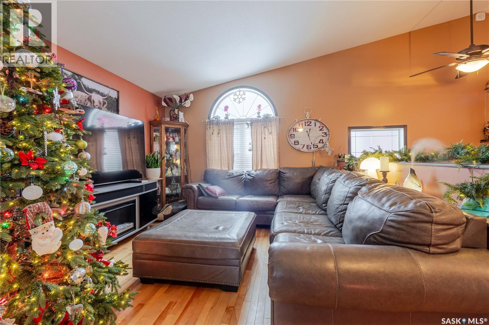294 Wellington Drive, Moose Jaw, SK - Indoor Photo Showing Living Room