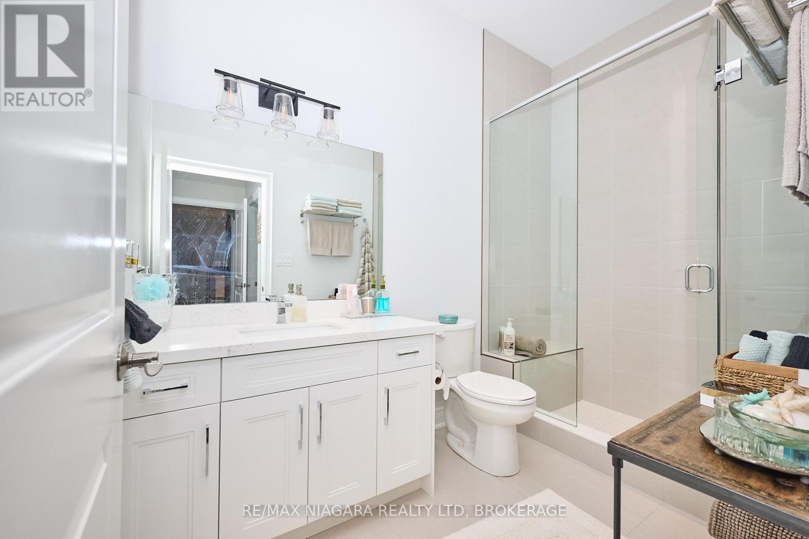 Primary Bedroom w/3pc Bathroom & Walk-in-closet - 23 Sassafras Row, Fort Erie (Ridgeway), ON