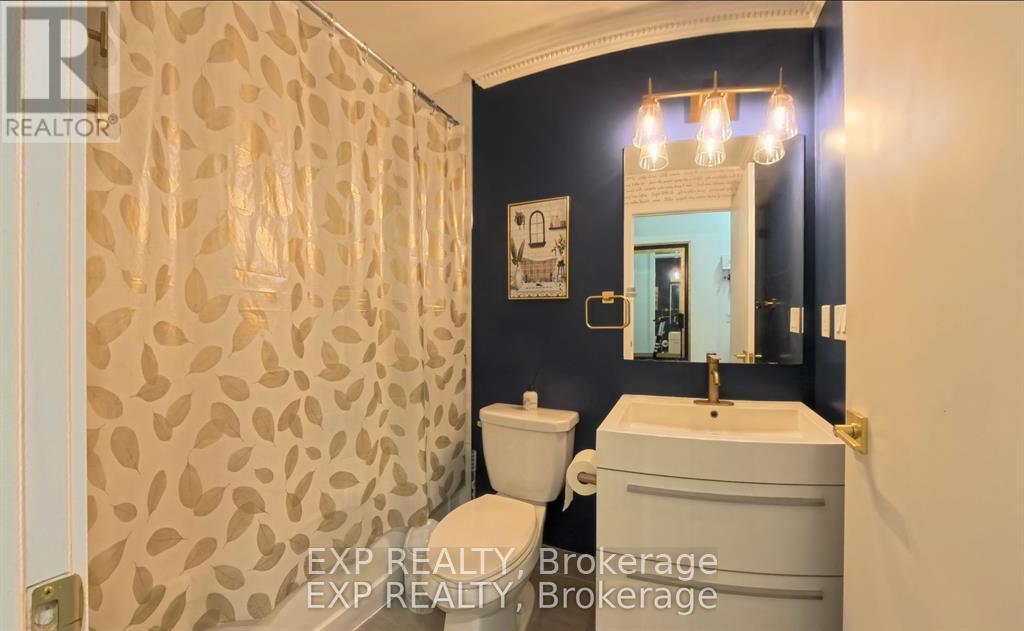 608 - 297 College Street, Toronto, ON - Indoor Photo Showing Bathroom