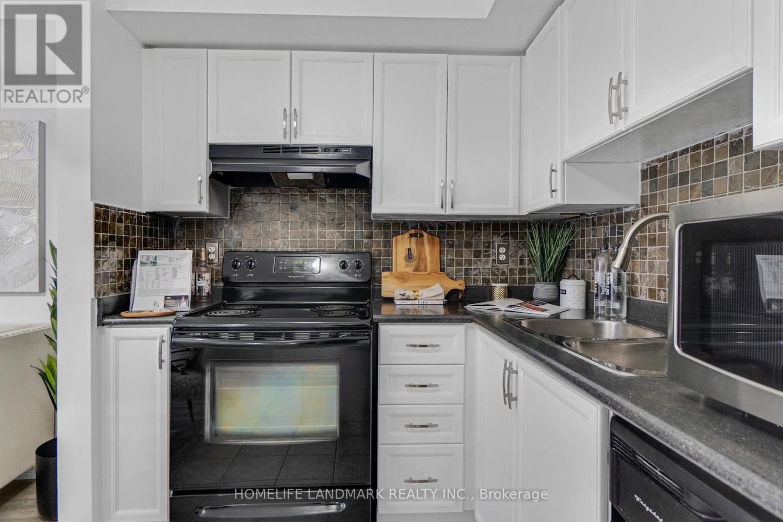 8 - 5025 Ninth Line, Mississauga, ON - Indoor Photo Showing Kitchen