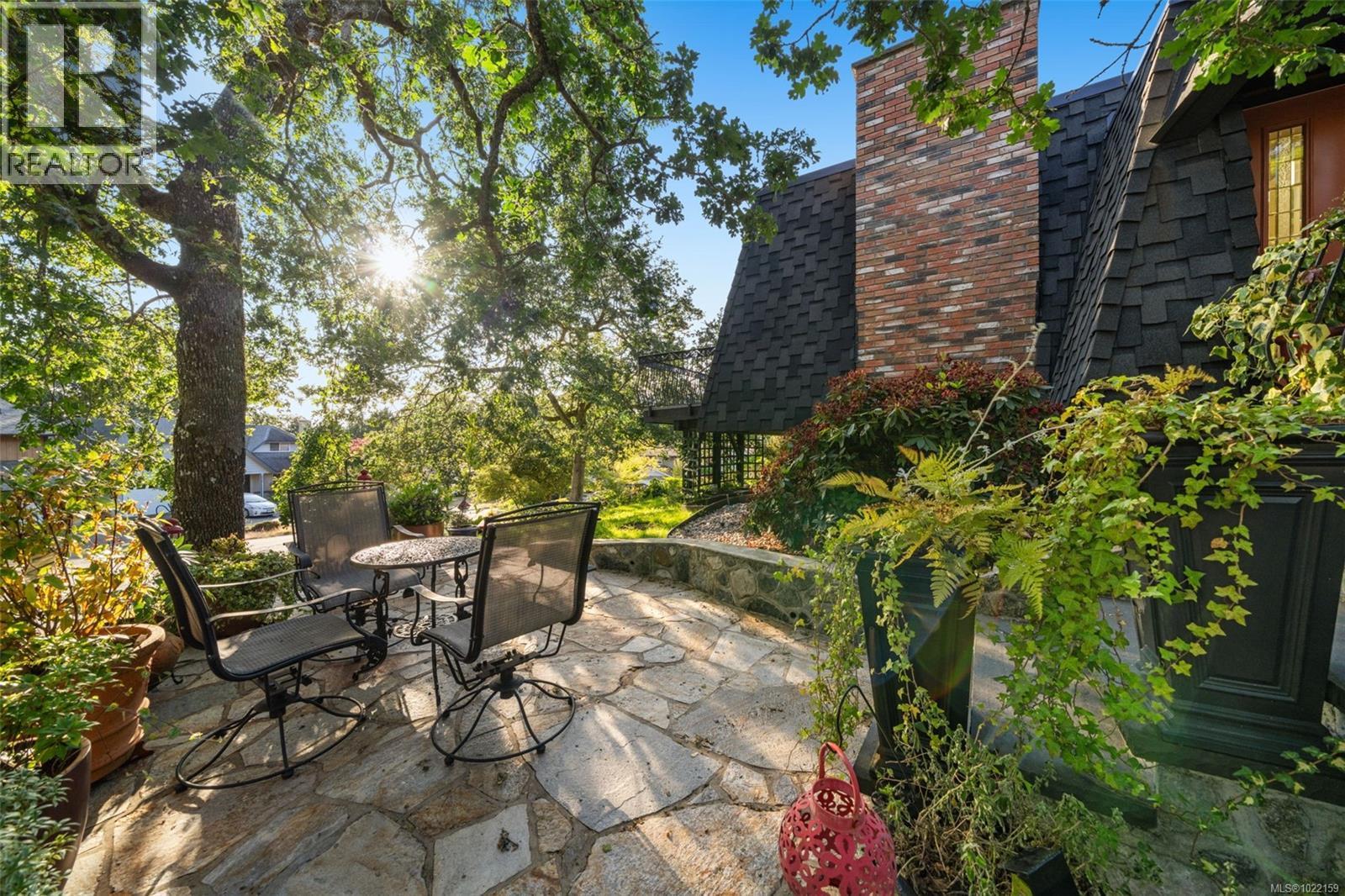 994 Landeen Pl, Saanich, BC - Outdoor