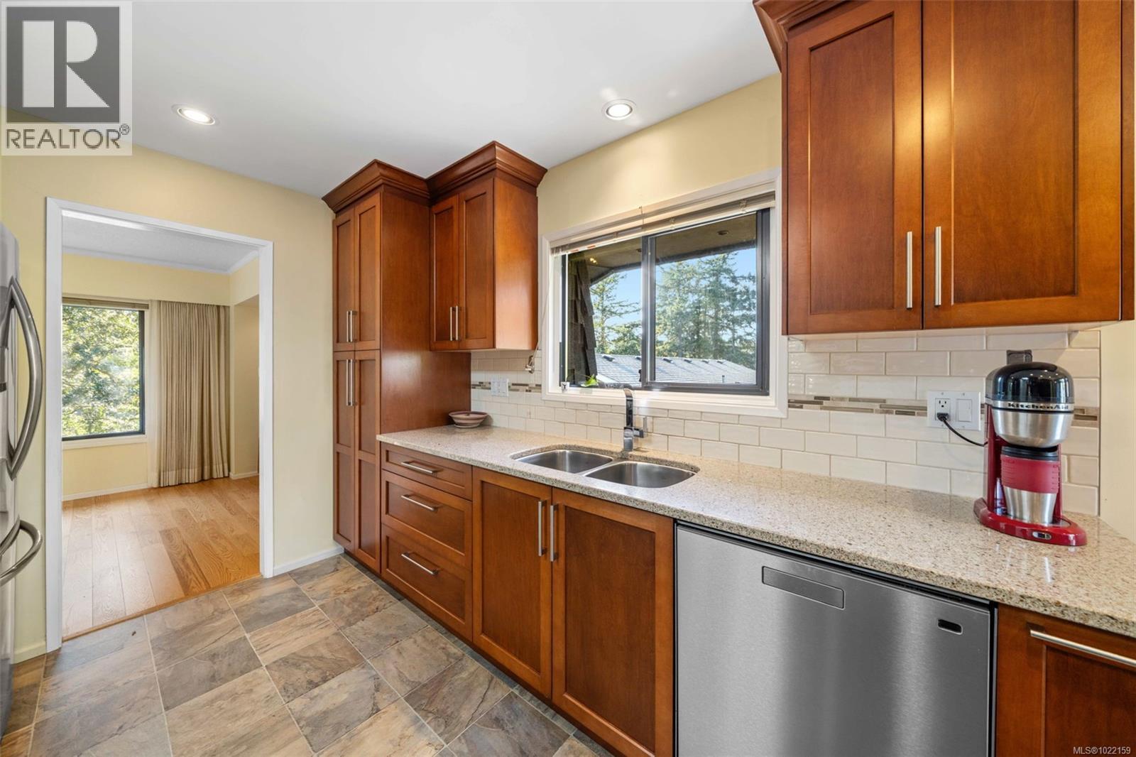 994 Landeen Pl, Saanich, BC - Indoor Photo Showing Kitchen With Double Sink