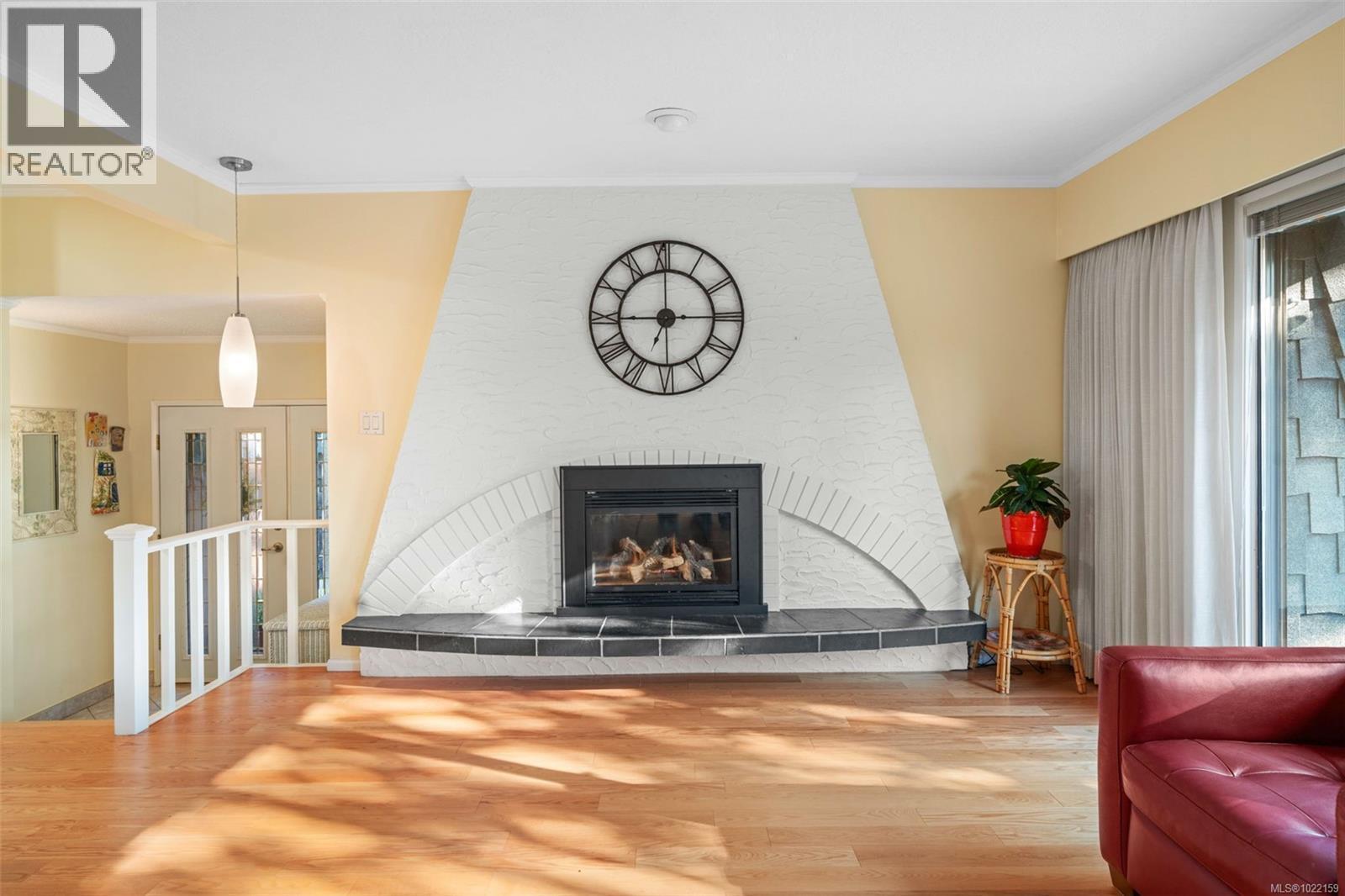 994 Landeen Pl, Saanich, BC - Indoor Photo Showing Living Room With Fireplace