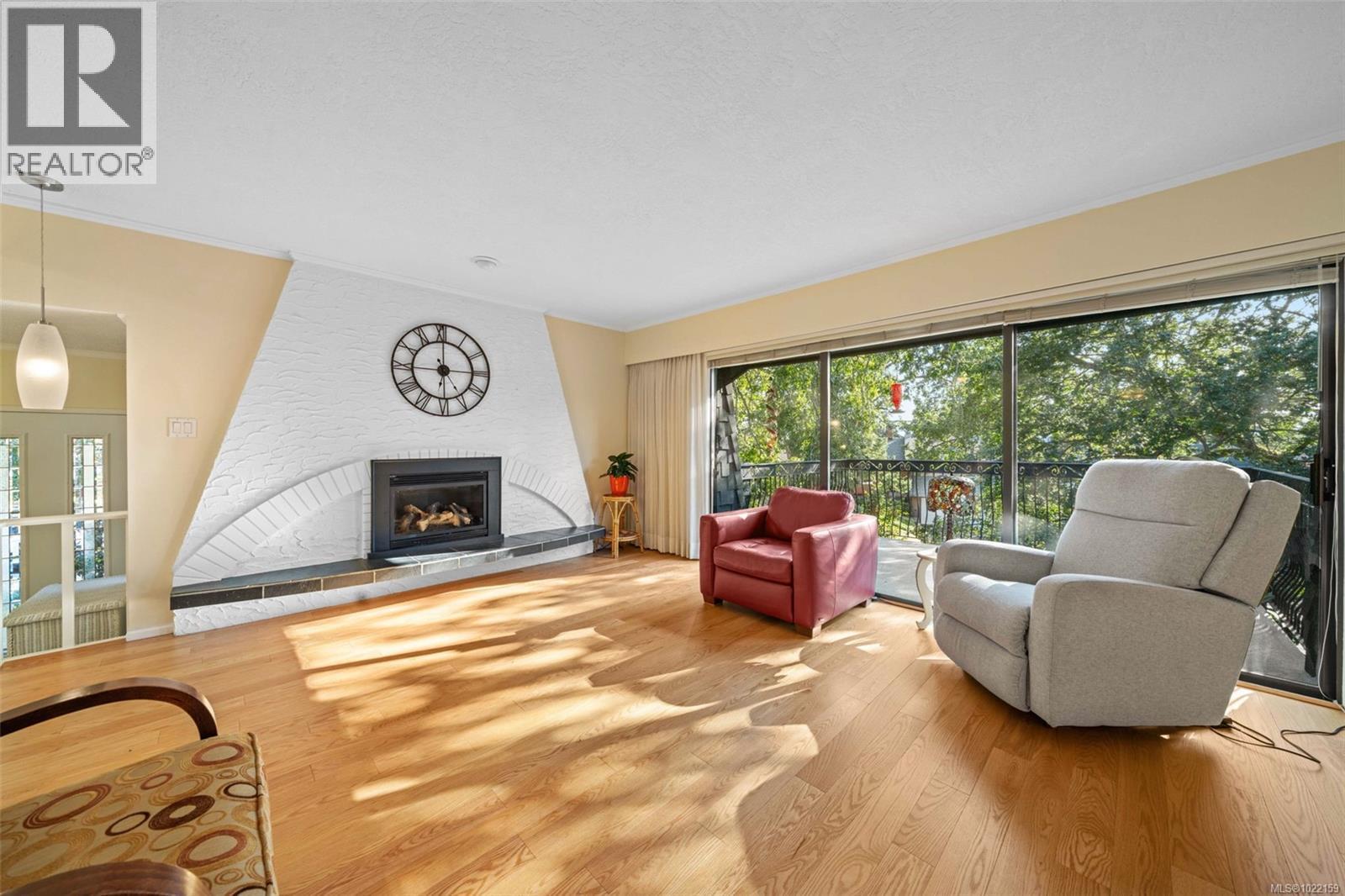 994 Landeen Pl, Saanich, BC - Indoor Photo Showing Living Room With Fireplace