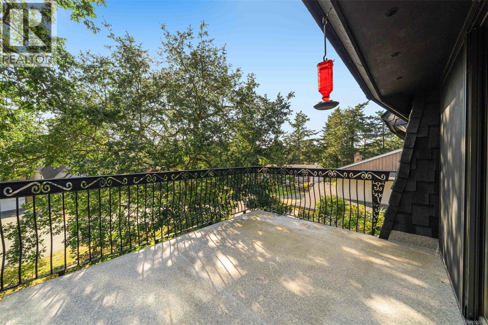 994 Landeen Pl, Saanich, BC - Outdoor