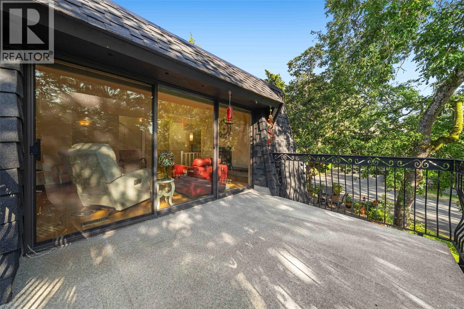 994 Landeen Pl, Saanich, BC - Outdoor