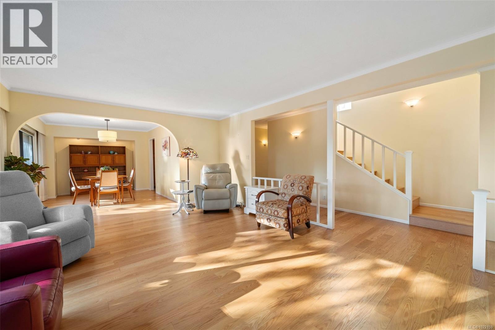 994 Landeen Pl, Saanich, BC - Indoor Photo Showing Living Room