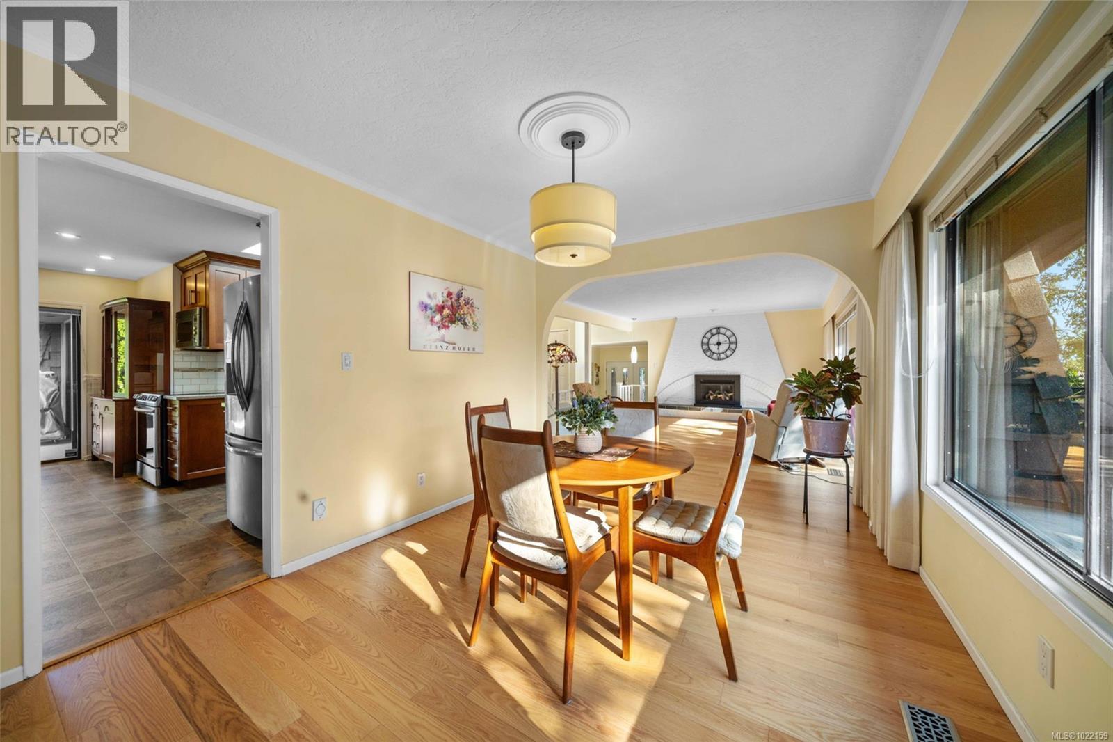 994 Landeen Pl, Saanich, BC - Indoor Photo Showing Dining Room