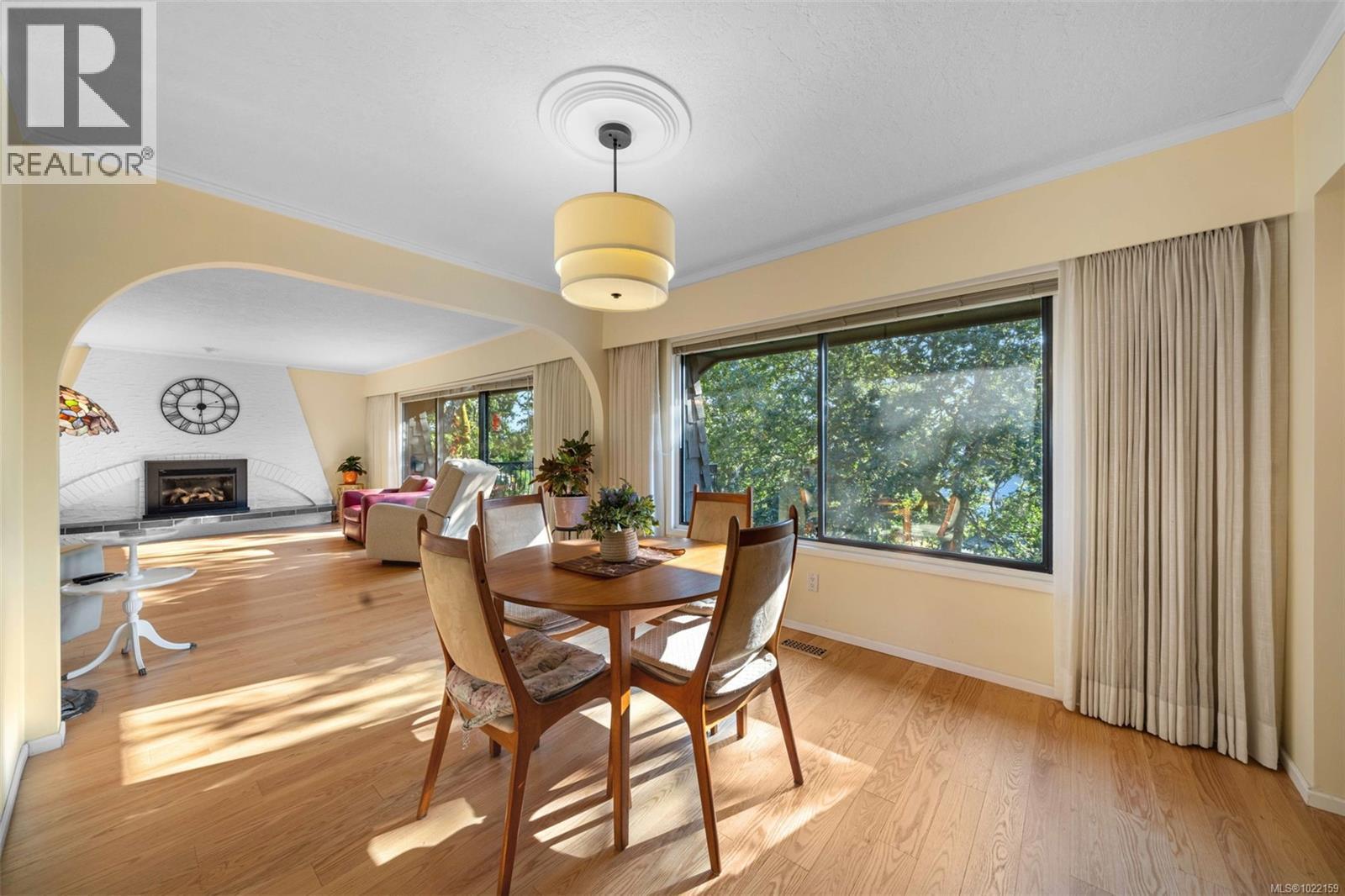994 Landeen Pl, Saanich, BC - Indoor Photo Showing Dining Room