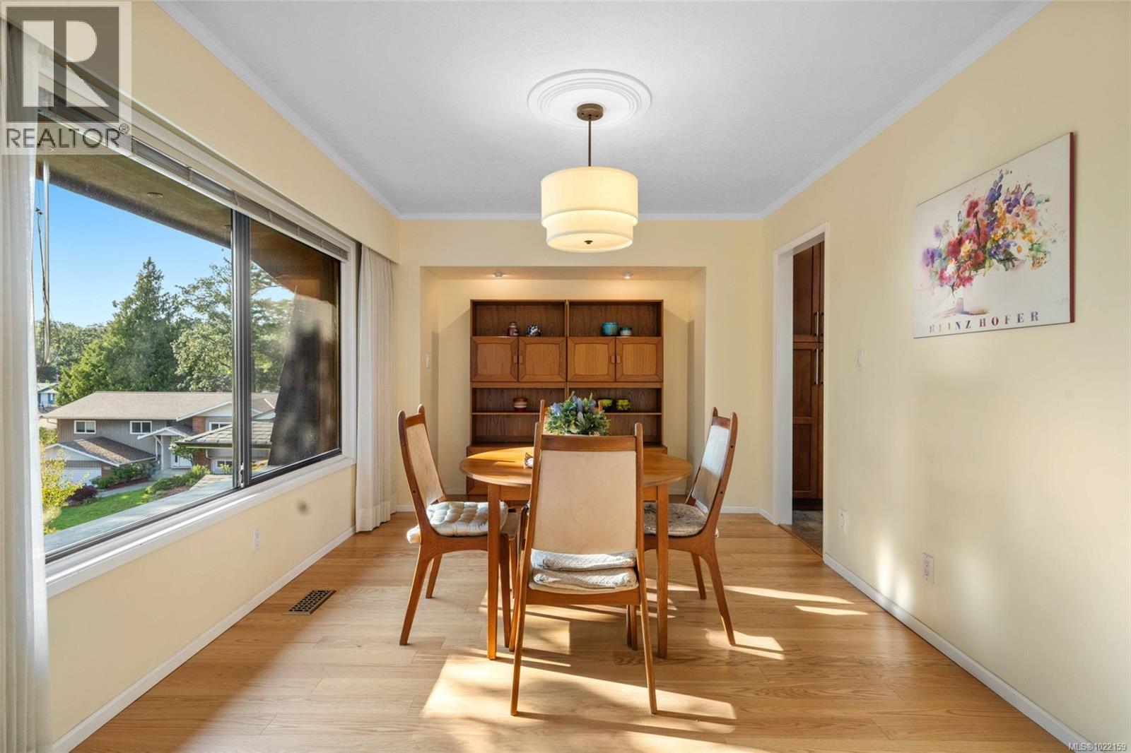 994 Landeen Pl, Saanich, BC - Indoor Photo Showing Dining Room