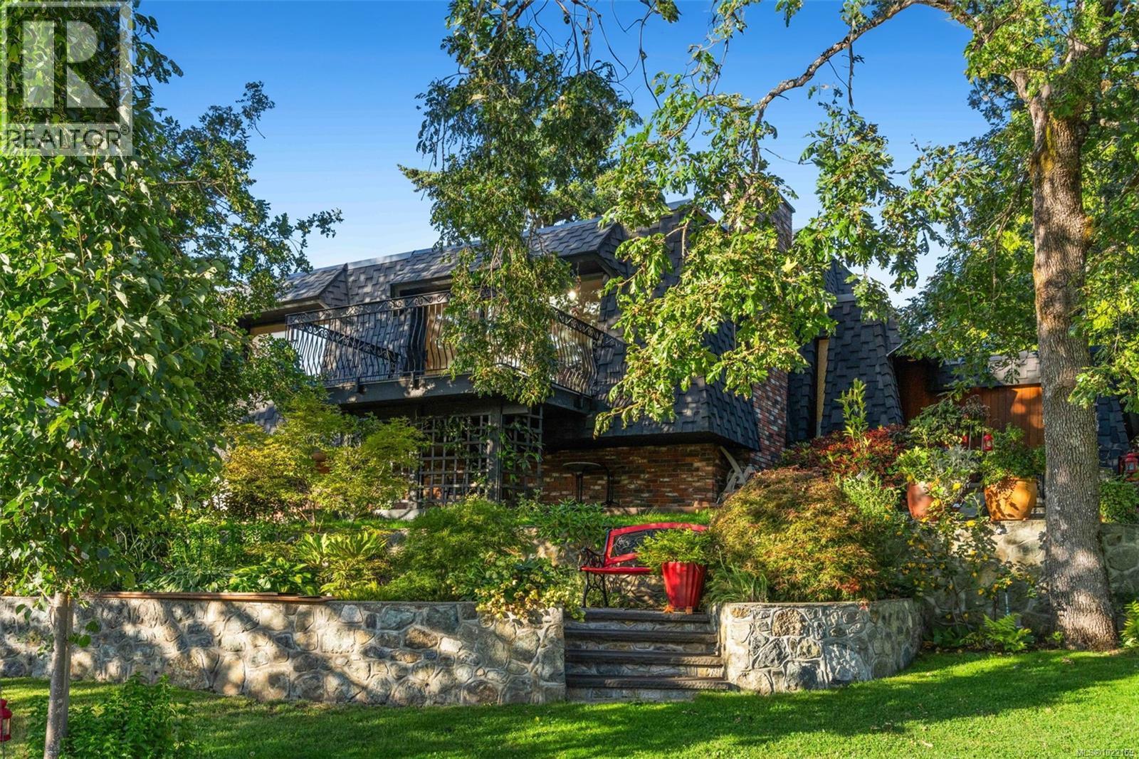 994 Landeen Pl, Saanich, BC - Outdoor