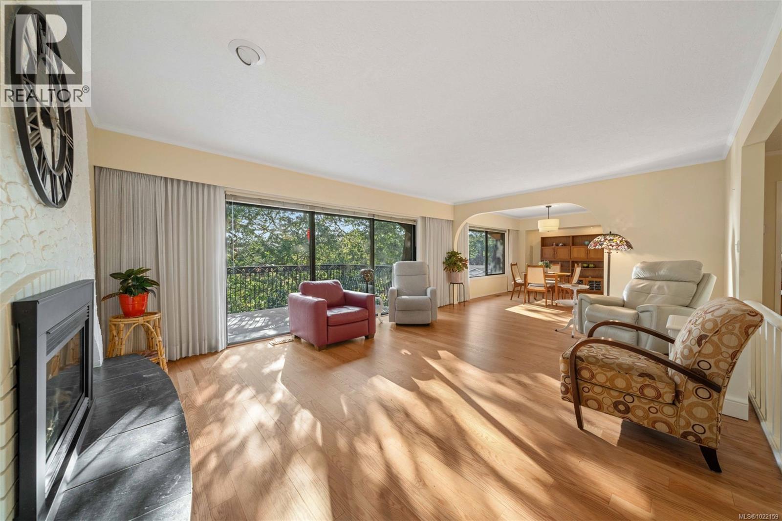 994 Landeen Pl, Saanich, BC - Indoor Photo Showing Living Room With Fireplace