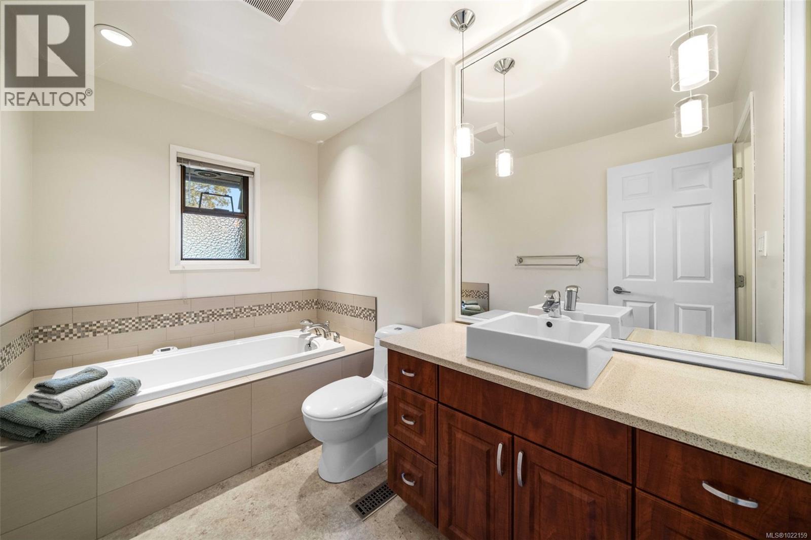 994 Landeen Pl, Saanich, BC - Indoor Photo Showing Bathroom