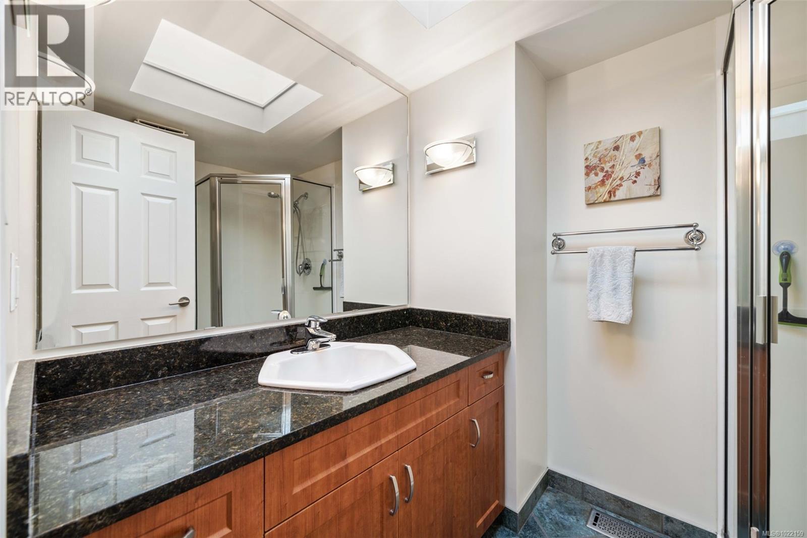 994 Landeen Pl, Saanich, BC - Indoor Photo Showing Bathroom