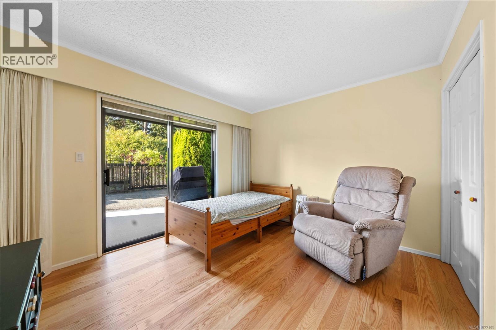 994 Landeen Pl, Saanich, BC - Indoor Photo Showing Living Room