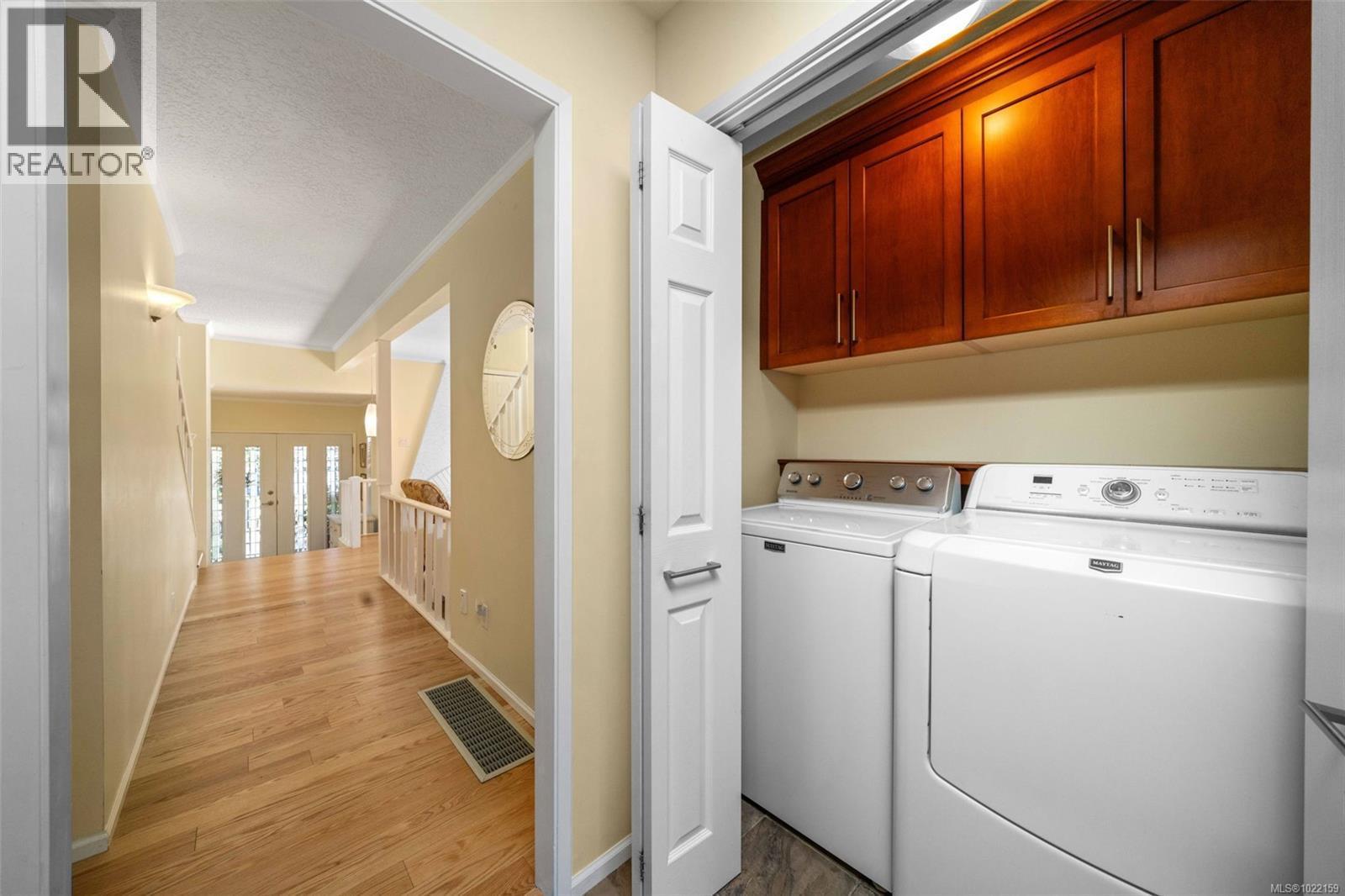994 Landeen Pl, Saanich, BC - Indoor Photo Showing Laundry Room
