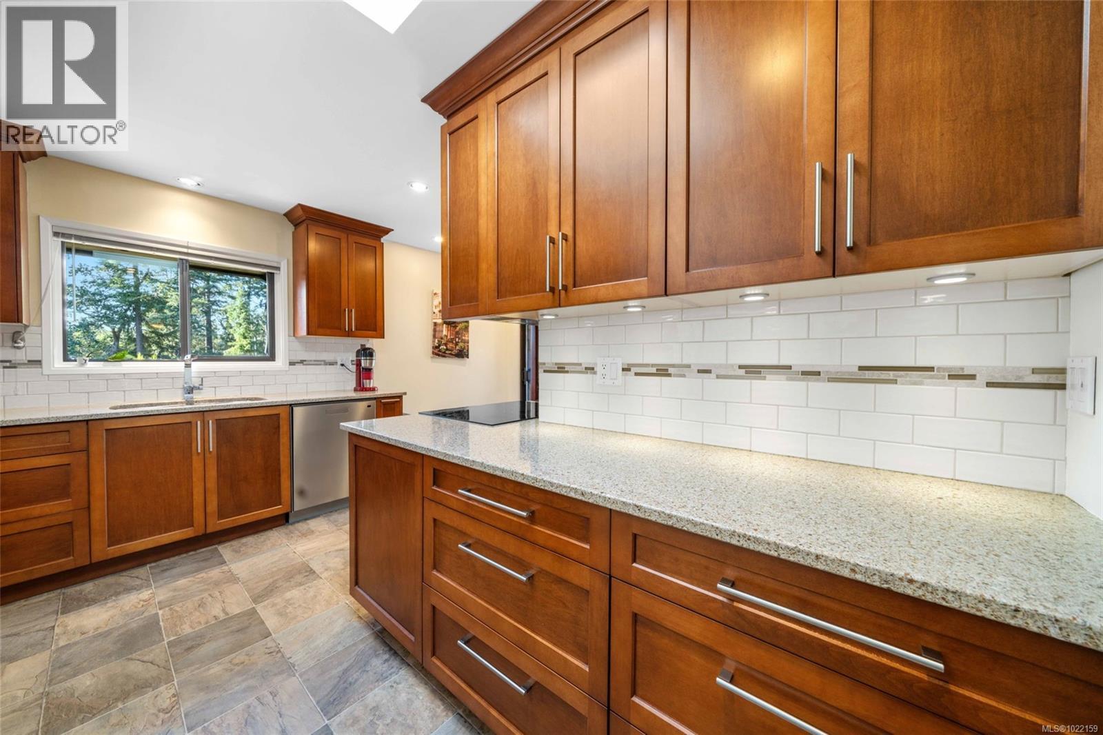 994 Landeen Pl, Saanich, BC - Indoor Photo Showing Kitchen