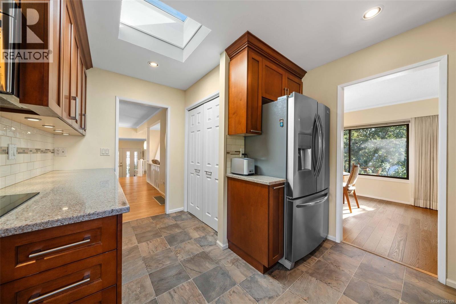 994 Landeen Pl, Saanich, BC - Indoor Photo Showing Kitchen