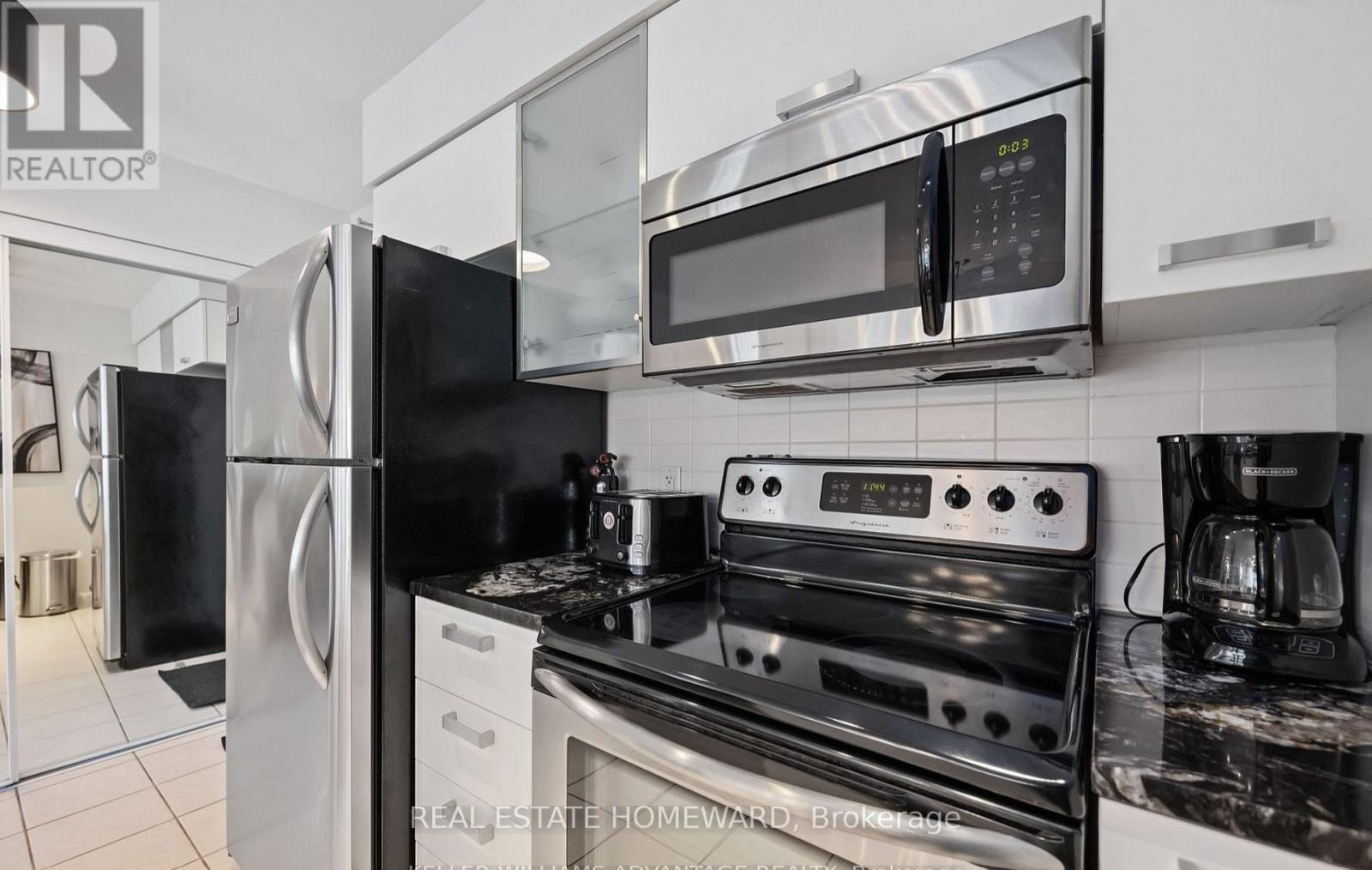 2501 - 38 Grenville Street, Toronto, ON - Indoor Photo Showing Kitchen