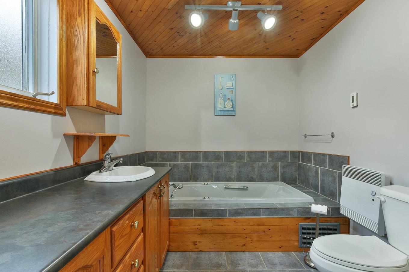 Salle de bains - 6 Rue Genest, Saint-Jean-Sur-Richelieu, QC - Indoor Photo Showing Bathroom
