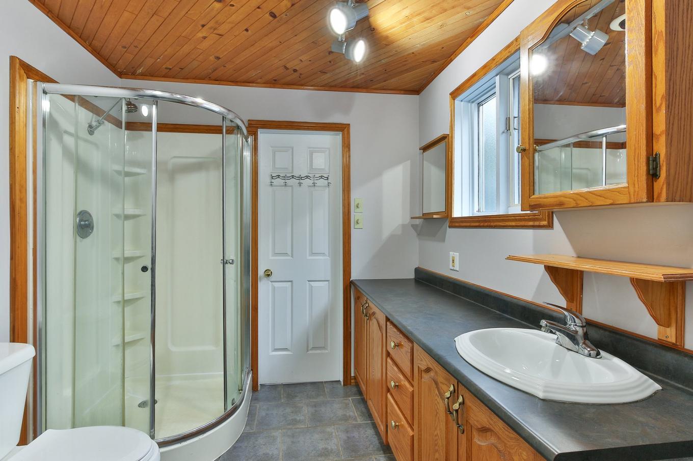 Salle de bains - 6 Rue Genest, Saint-Jean-Sur-Richelieu, QC - Indoor Photo Showing Bathroom