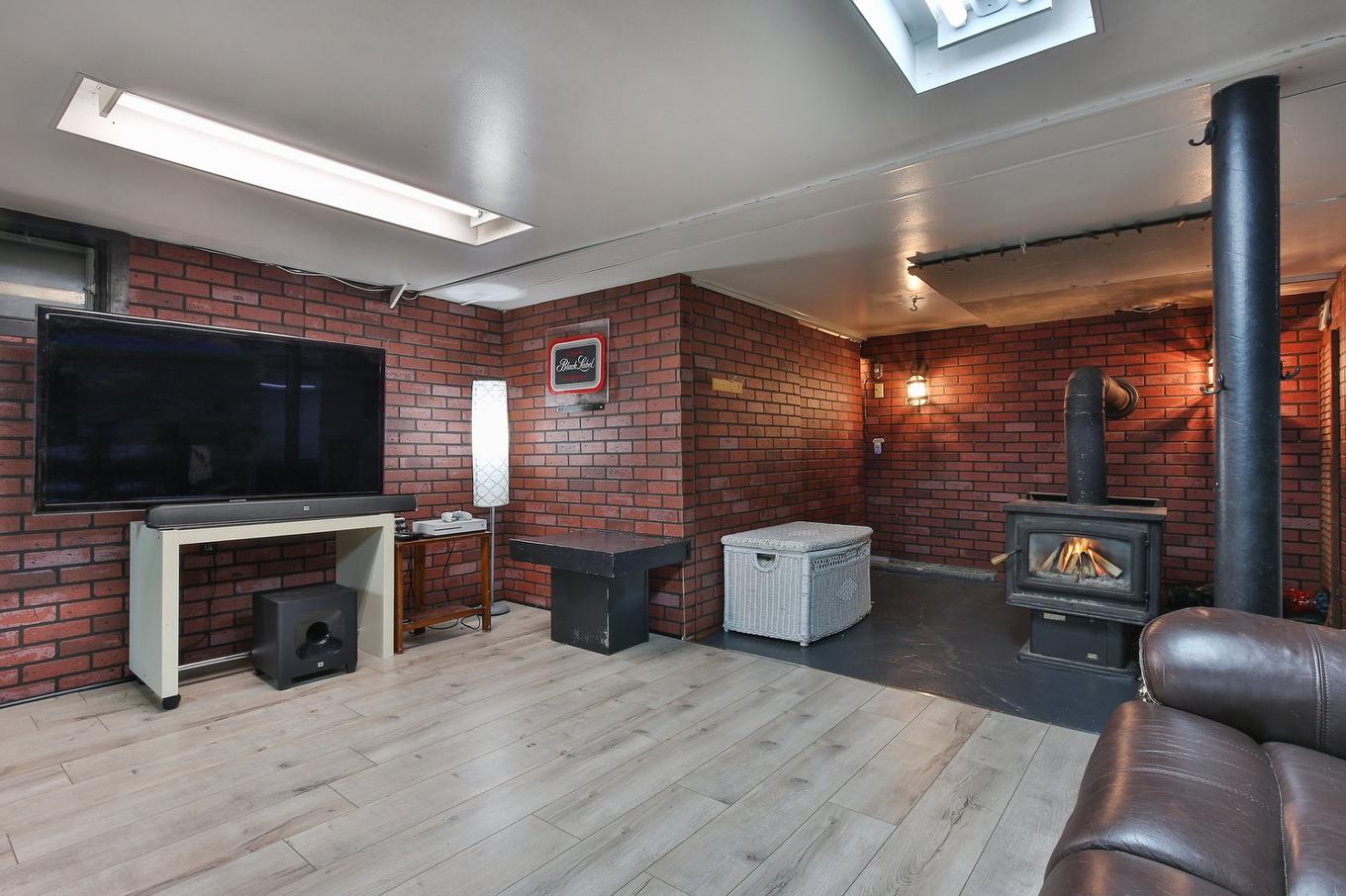 Salle familiale - 6 Rue Genest, Saint-Jean-Sur-Richelieu, QC - Indoor With Fireplace