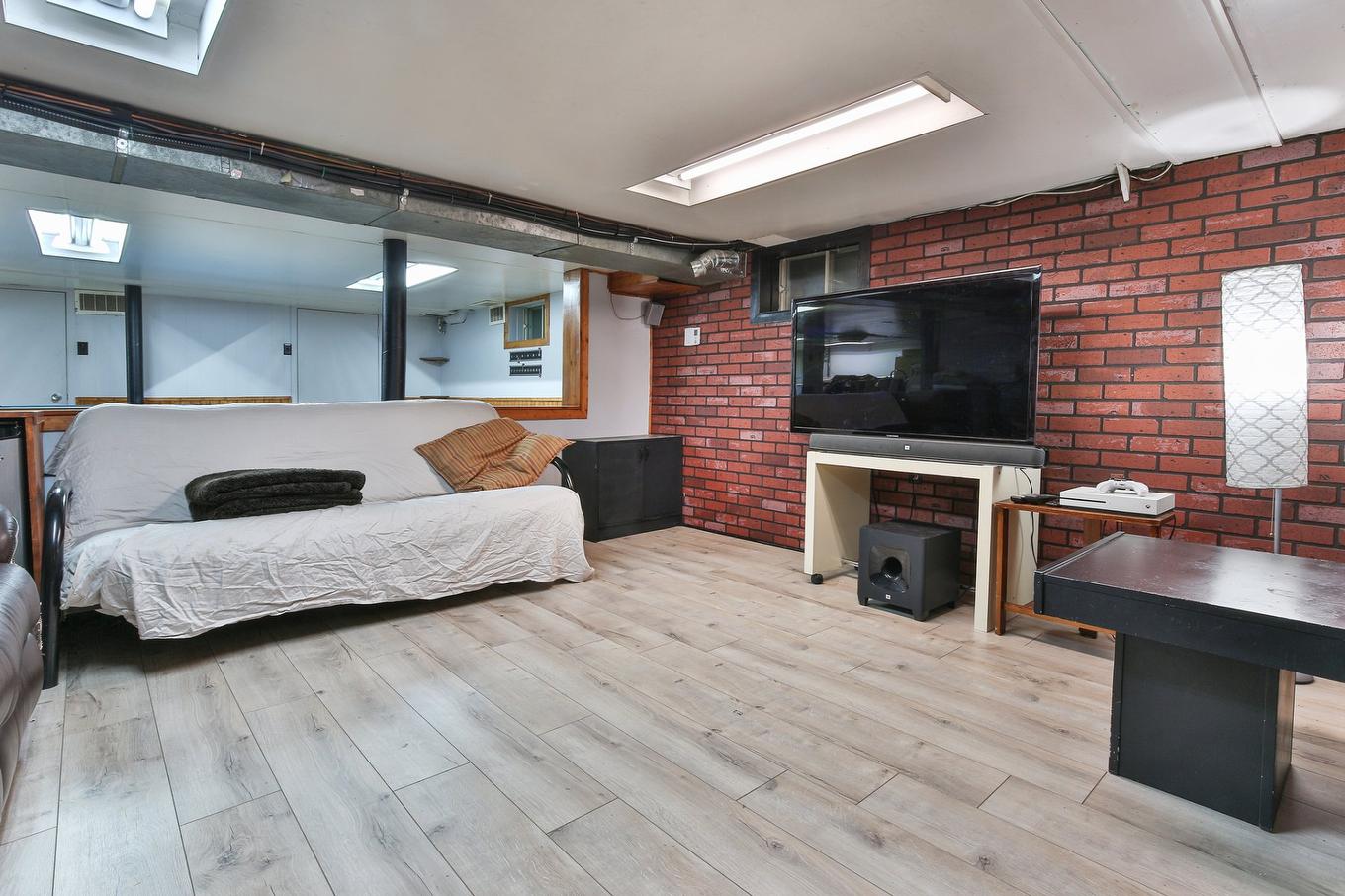 Salle familiale - 6 Rue Genest, Saint-Jean-Sur-Richelieu, QC - Indoor Photo Showing Other Room