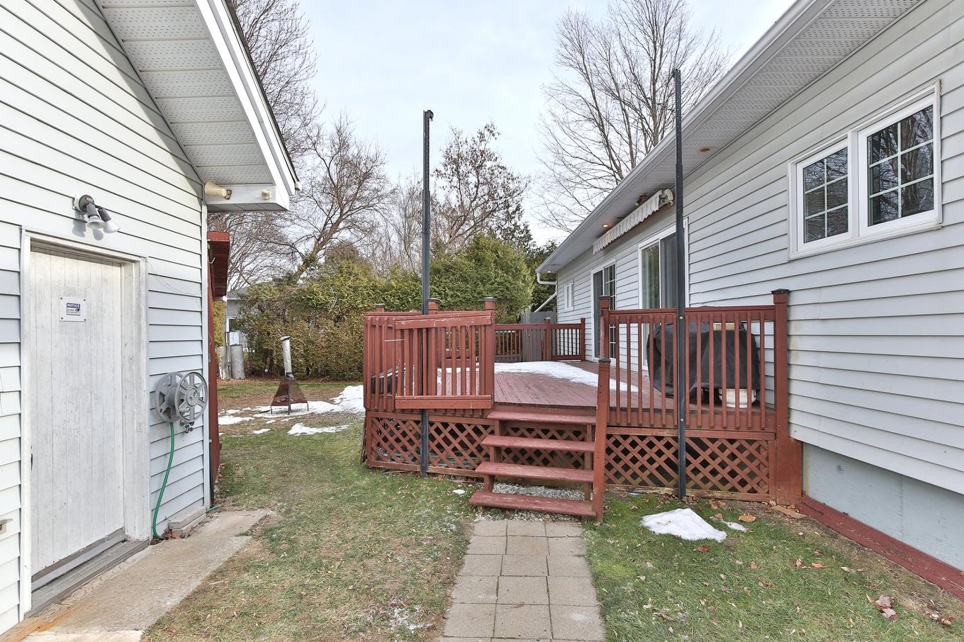 Cour - 6 Rue Genest, Saint-Jean-Sur-Richelieu, QC - Outdoor With Deck Patio Veranda With Exterior