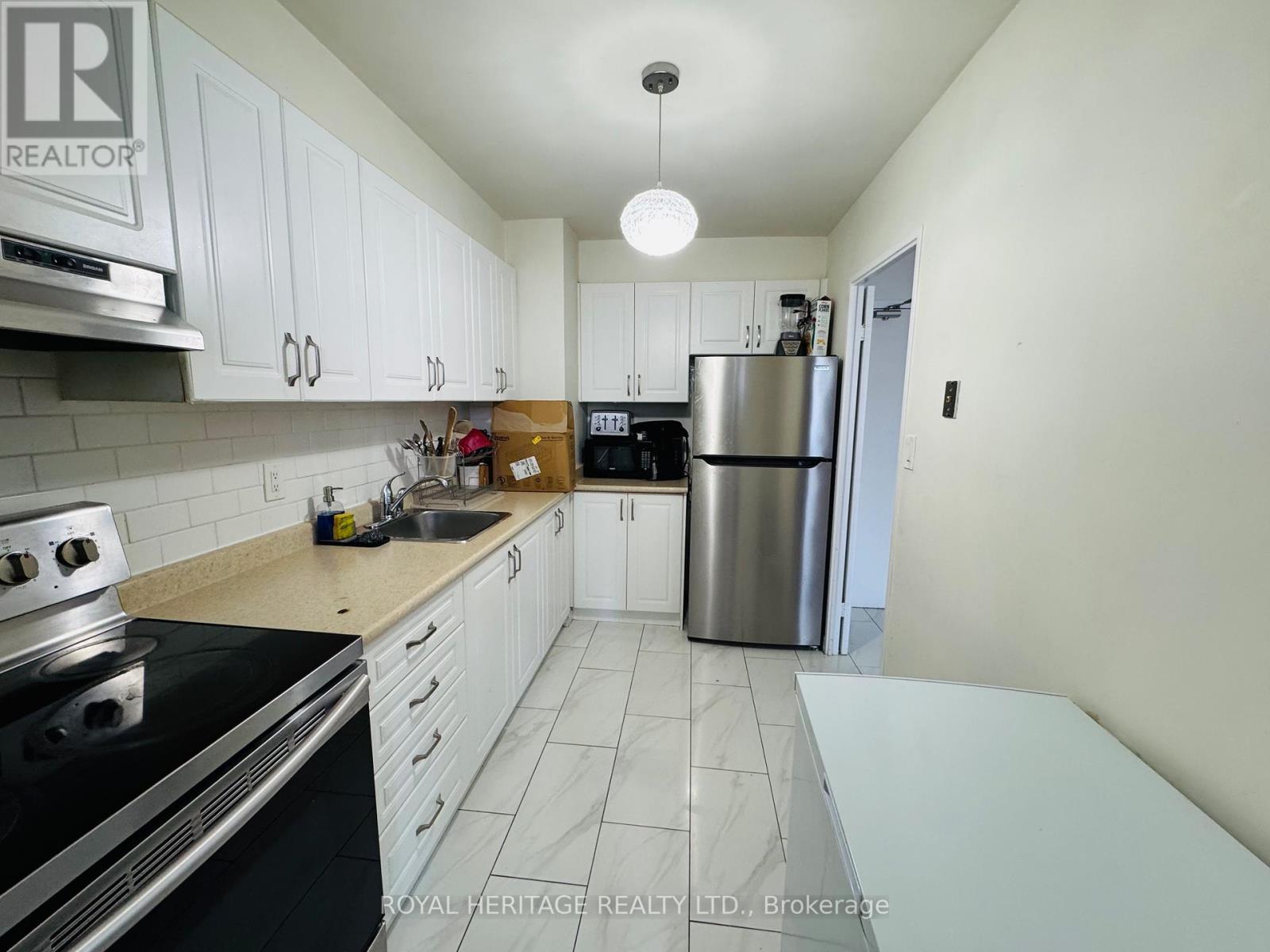 314 - 1 Massey Square, Toronto, ON - Indoor Photo Showing Kitchen