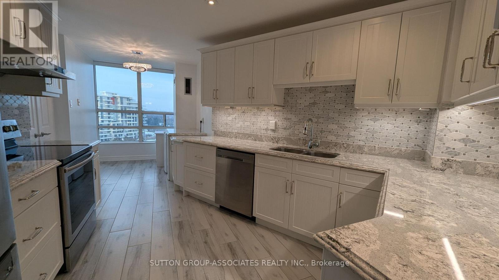 1018 - 7905 Bayview Avenue, Markham, ON - Indoor Photo Showing Kitchen With Double Sink