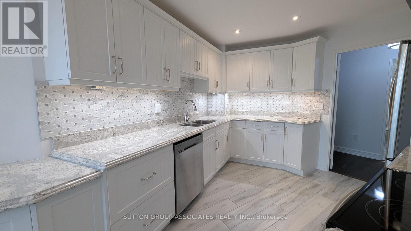 1018 - 7905 Bayview Avenue, Markham, ON - Indoor Photo Showing Kitchen With Double Sink