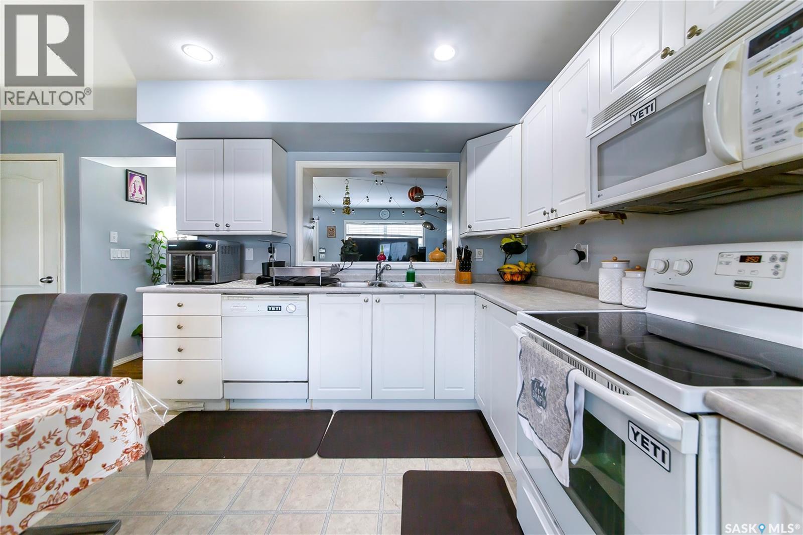 118 663 Beckett Crescent, Saskatoon, SK - Indoor Photo Showing Kitchen With Double Sink