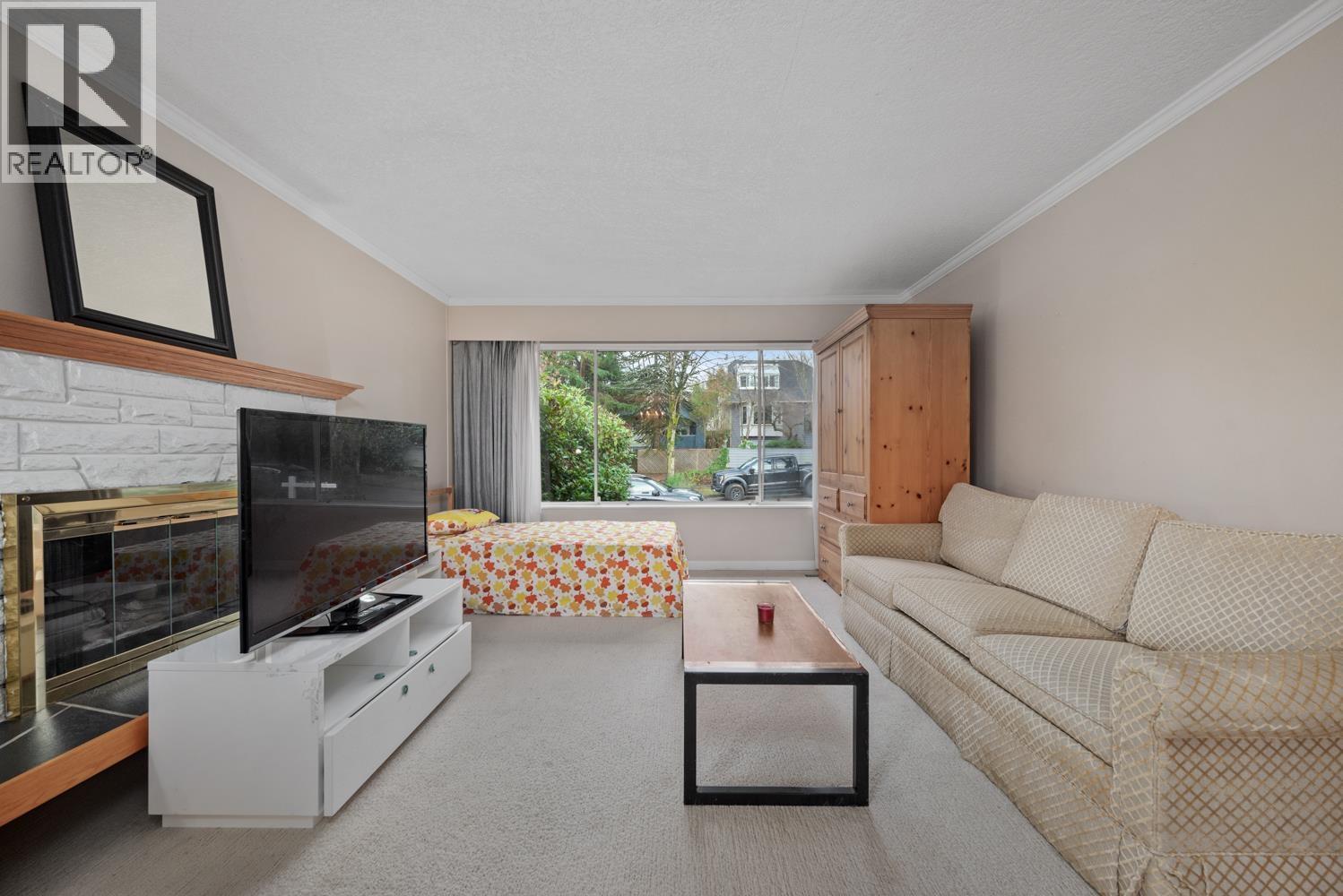 3845 W 14Th, Vancouver, BC - Indoor Photo Showing Living Room With Fireplace