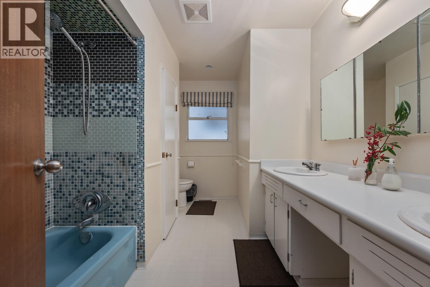 3845 W 14Th, Vancouver, BC - Indoor Photo Showing Bathroom