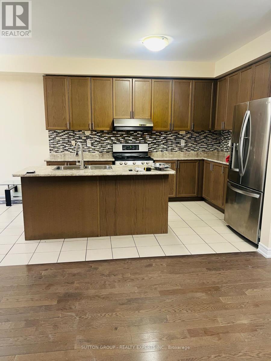 67 Vezna Crescent, Brampton, ON - Indoor Photo Showing Kitchen With Upgraded Kitchen