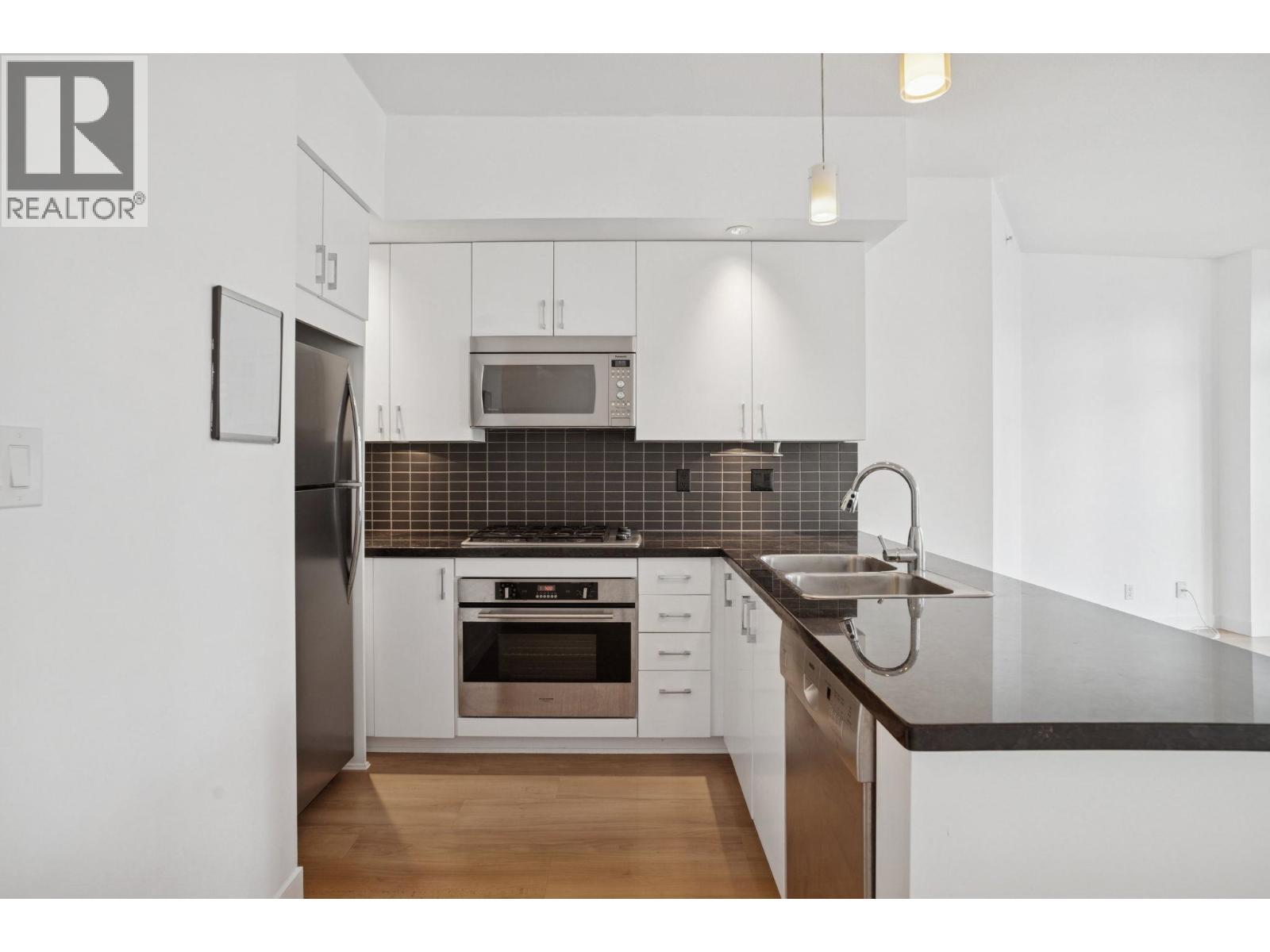 1203 1050 Smithe Street, Vancouver, BC - Indoor Photo Showing Kitchen With Double Sink With Upgraded Kitchen