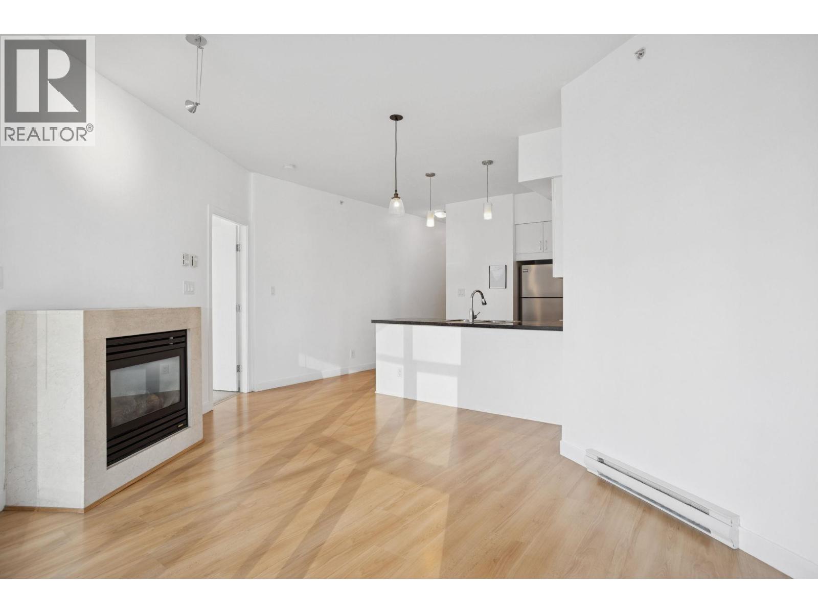 1203 1050 Smithe Street, Vancouver, BC - Indoor With Fireplace