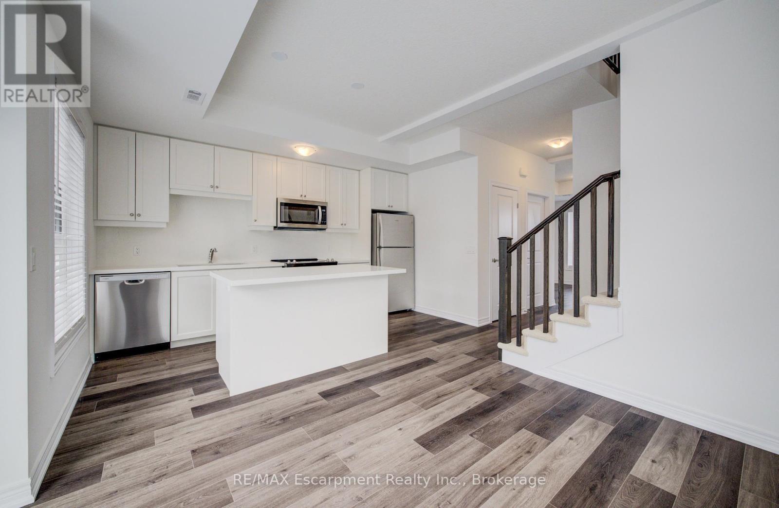 21 - 70 Kenesky Drive N, Hamilton (Waterdown), ON - Indoor Photo Showing Kitchen