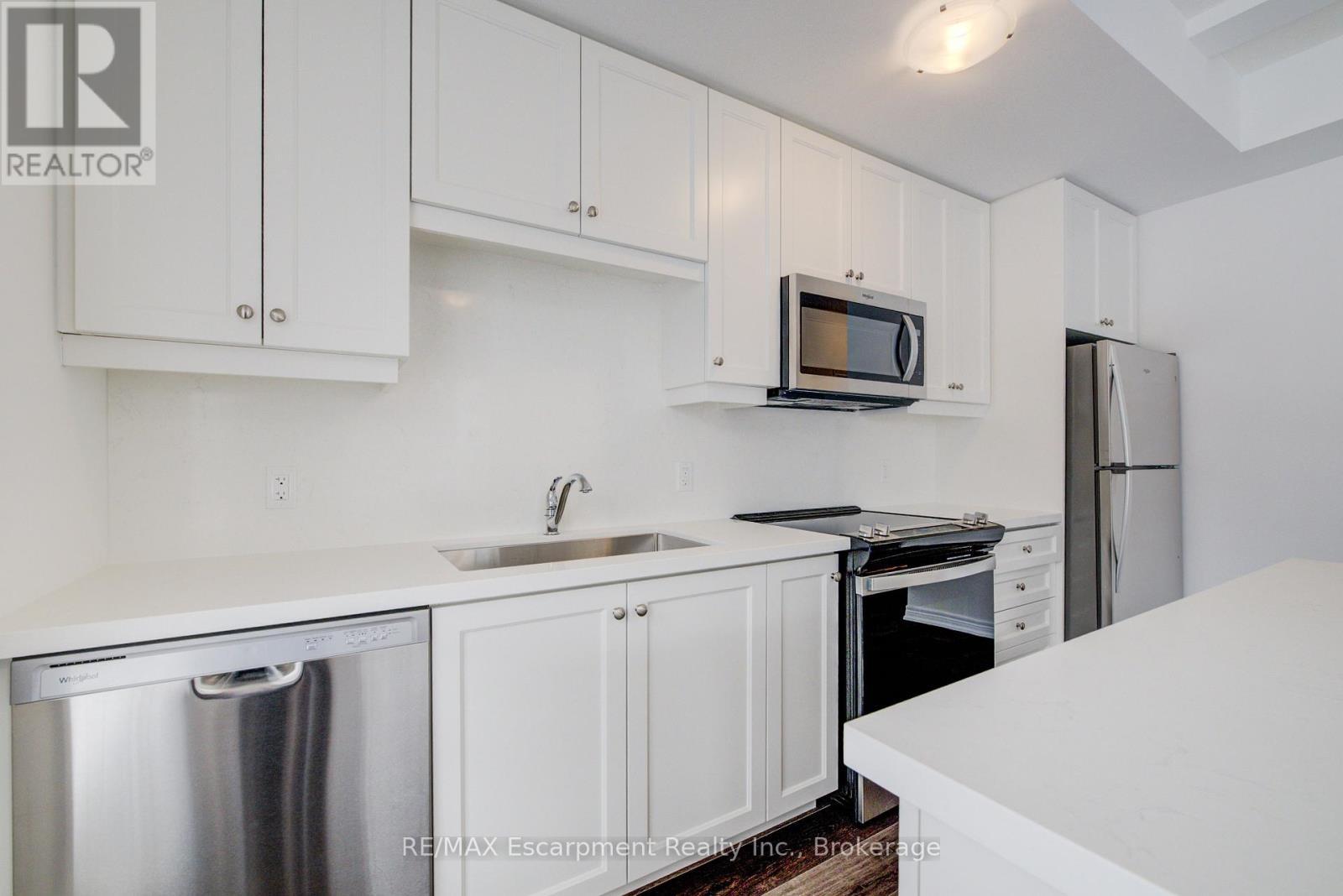 21 - 70 Kenesky Drive N, Hamilton (Waterdown), ON - Indoor Photo Showing Kitchen With Stainless Steel Kitchen With Upgraded Kitchen