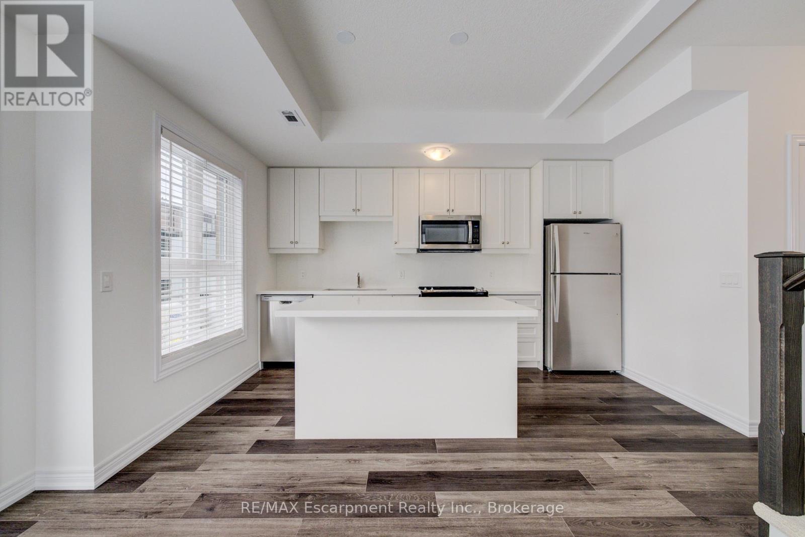21 - 70 Kenesky Drive N, Hamilton (Waterdown), ON - Indoor Photo Showing Kitchen