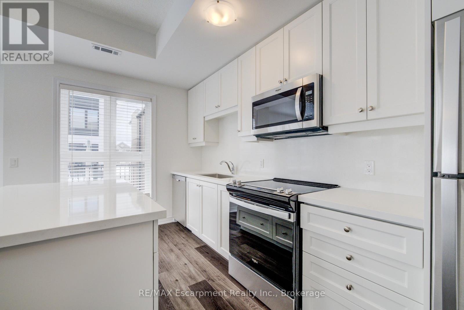 21 - 70 Kenesky Drive N, Hamilton (Waterdown), ON - Indoor Photo Showing Kitchen