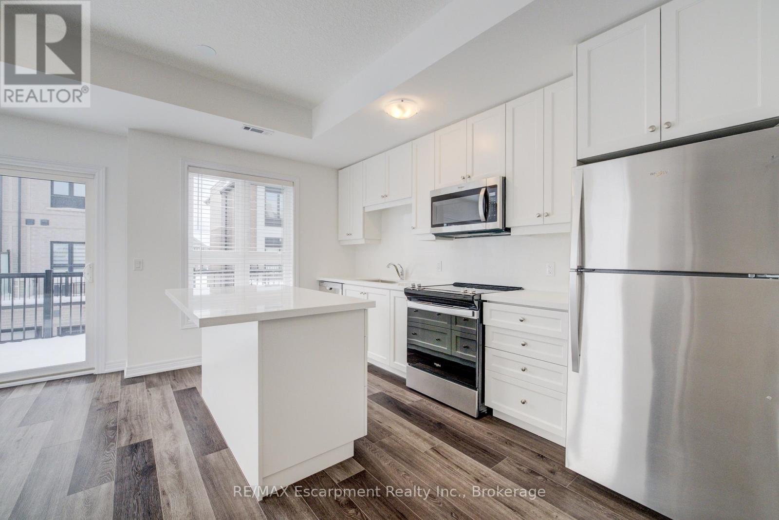 21 - 70 Kenesky Drive N, Hamilton (Waterdown), ON - Indoor Photo Showing Kitchen